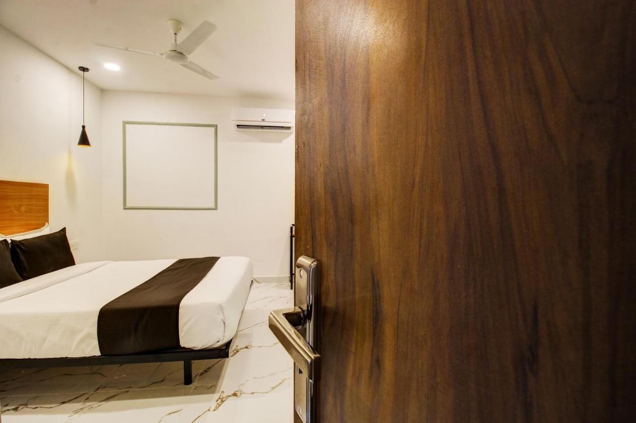 Super Townhouse Rcc Hotel Banjara Hills Hyderabad Esterno foto