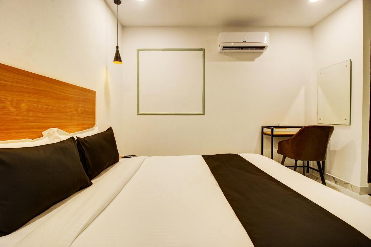 Super Townhouse Rcc Hotel Banjara Hills Hyderabad Esterno foto