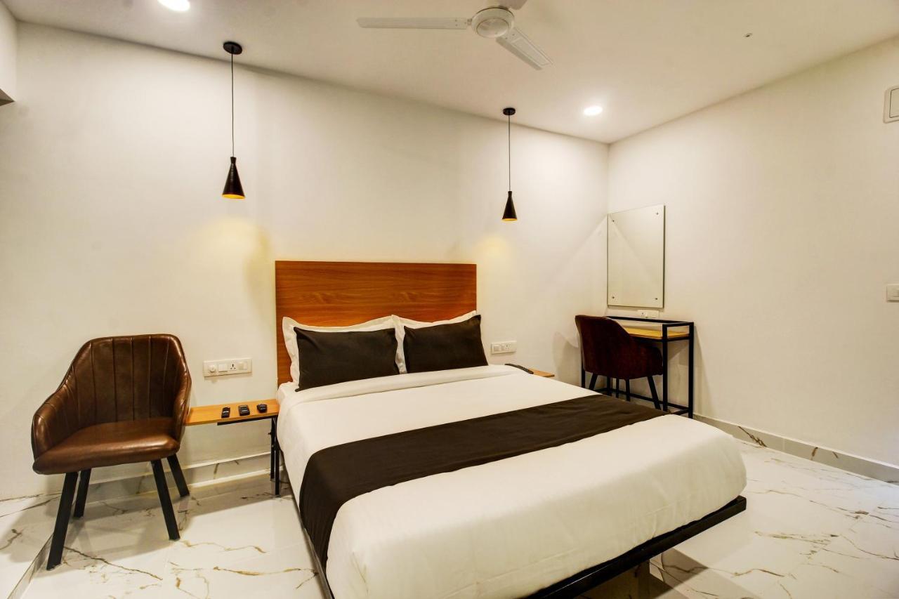 Super Townhouse Rcc Hotel Banjara Hills Hyderabad Esterno foto
