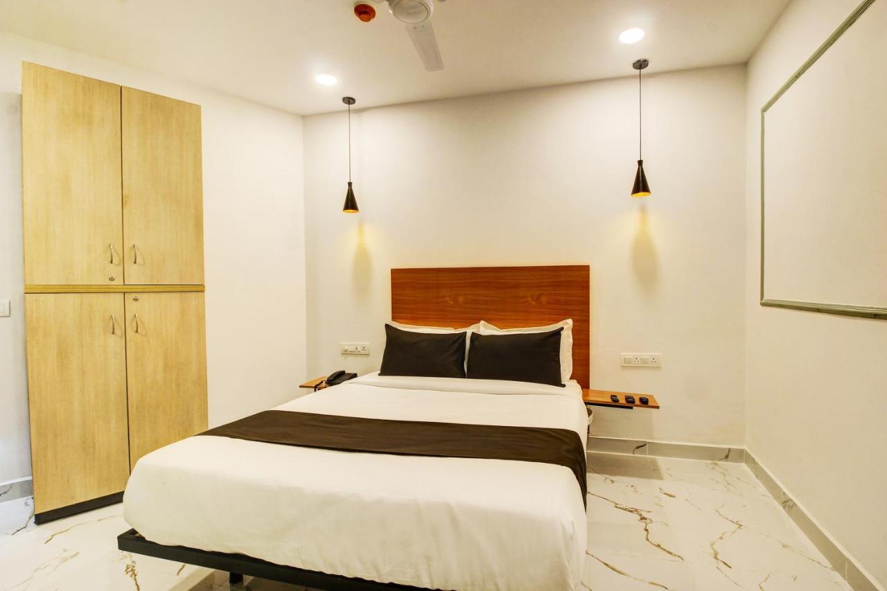 Super Townhouse Rcc Hotel Banjara Hills Hyderabad Esterno foto