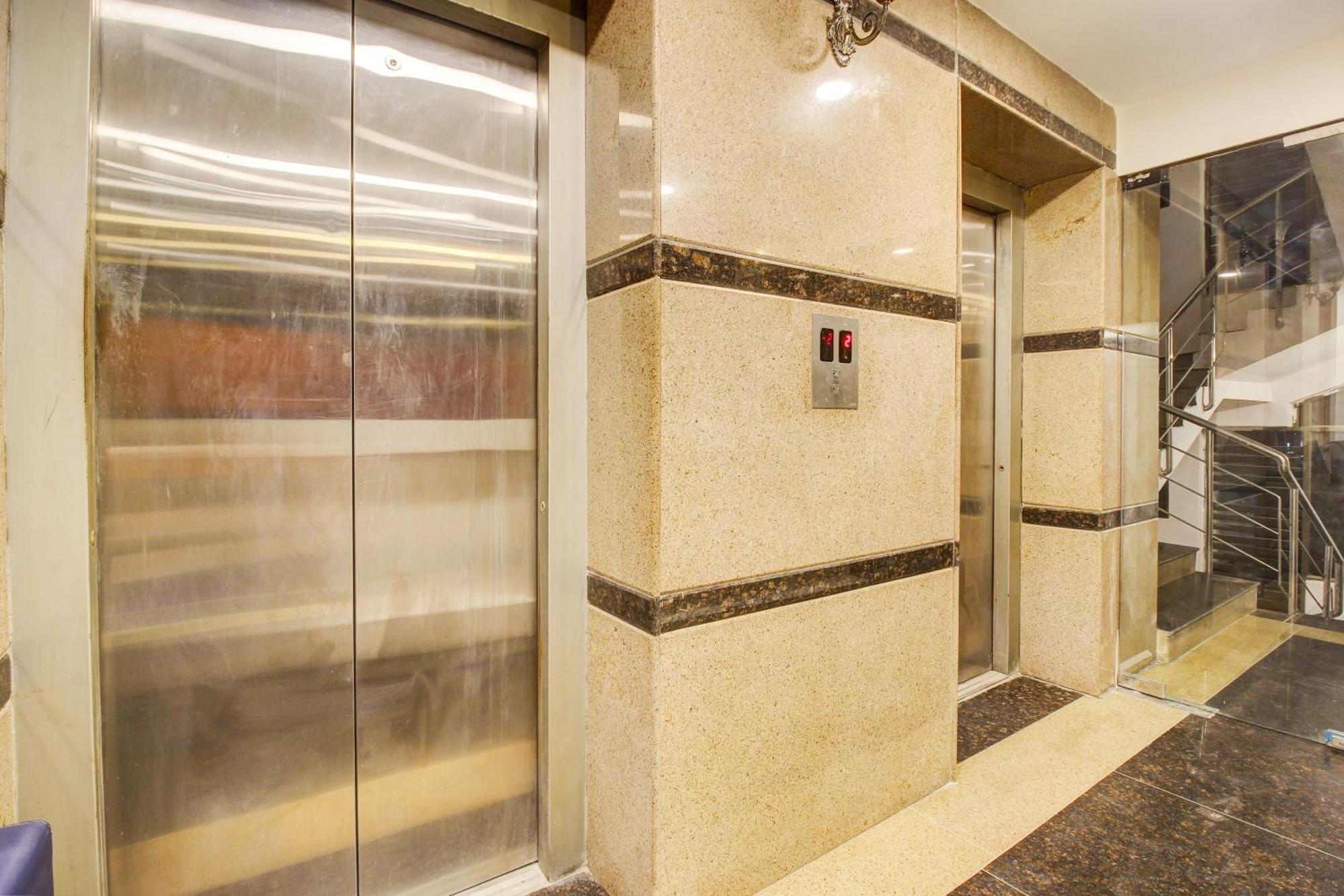 Super Townhouse Rcc Hotel Banjara Hills Hyderabad Esterno foto