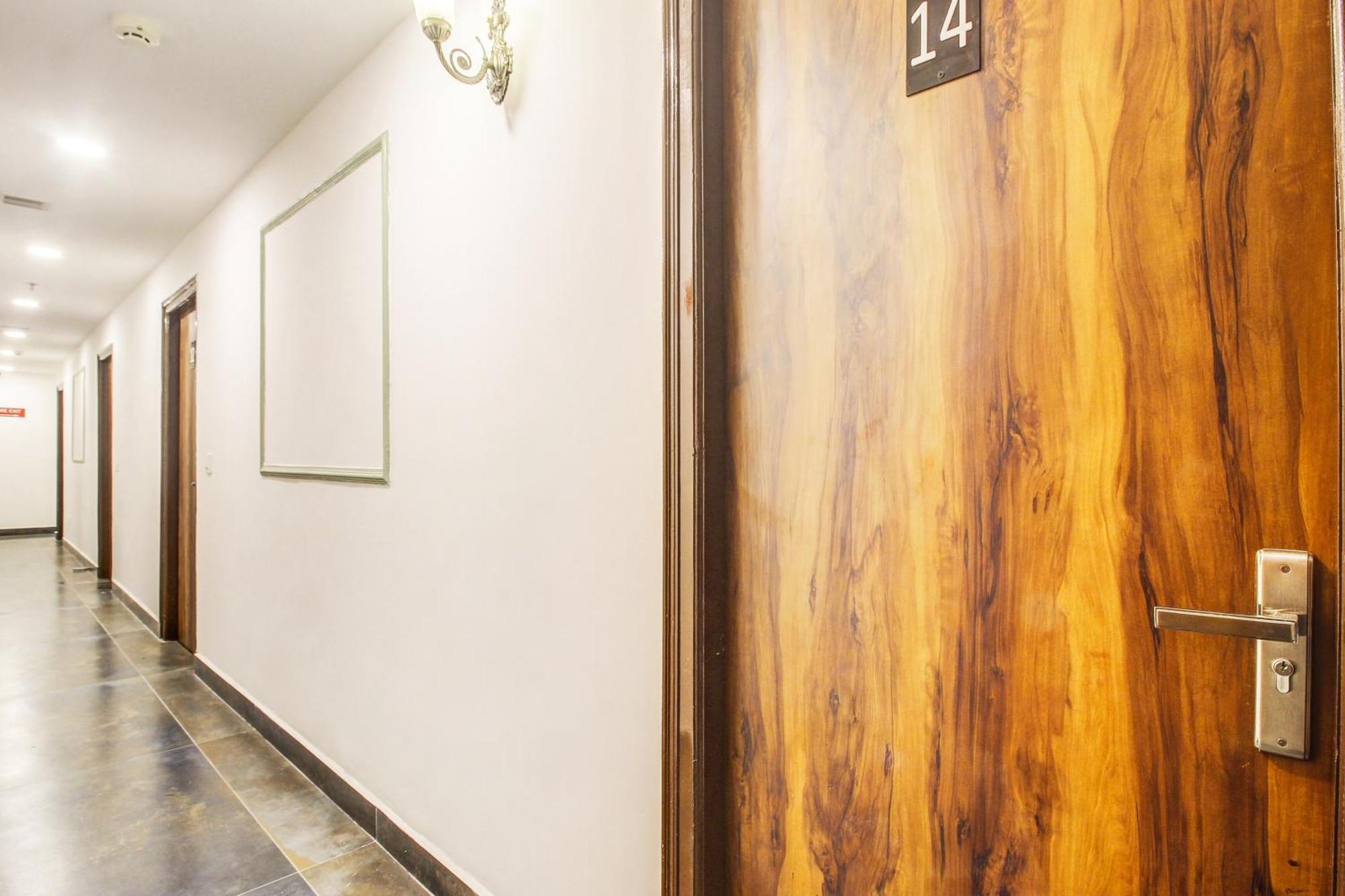 Super Townhouse Rcc Hotel Banjara Hills Hyderabad Esterno foto
