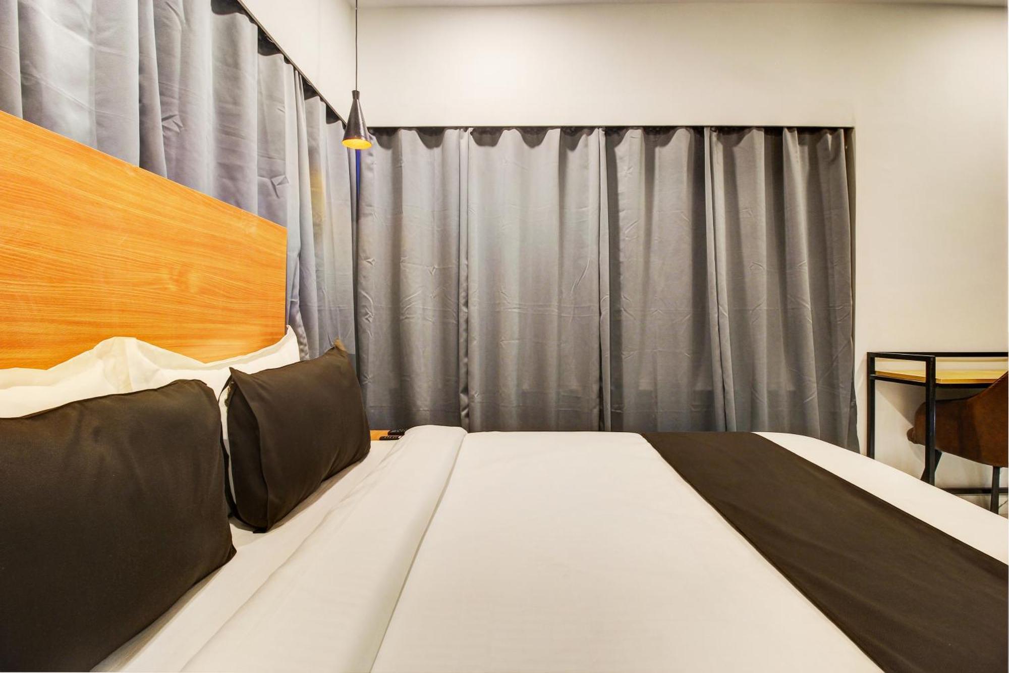 Super Townhouse Rcc Hotel Banjara Hills Hyderabad Esterno foto