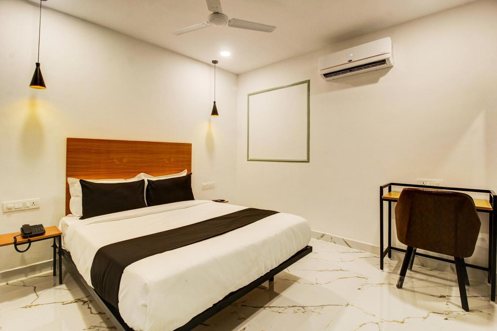 Super Townhouse Rcc Hotel Banjara Hills Hyderabad Esterno foto