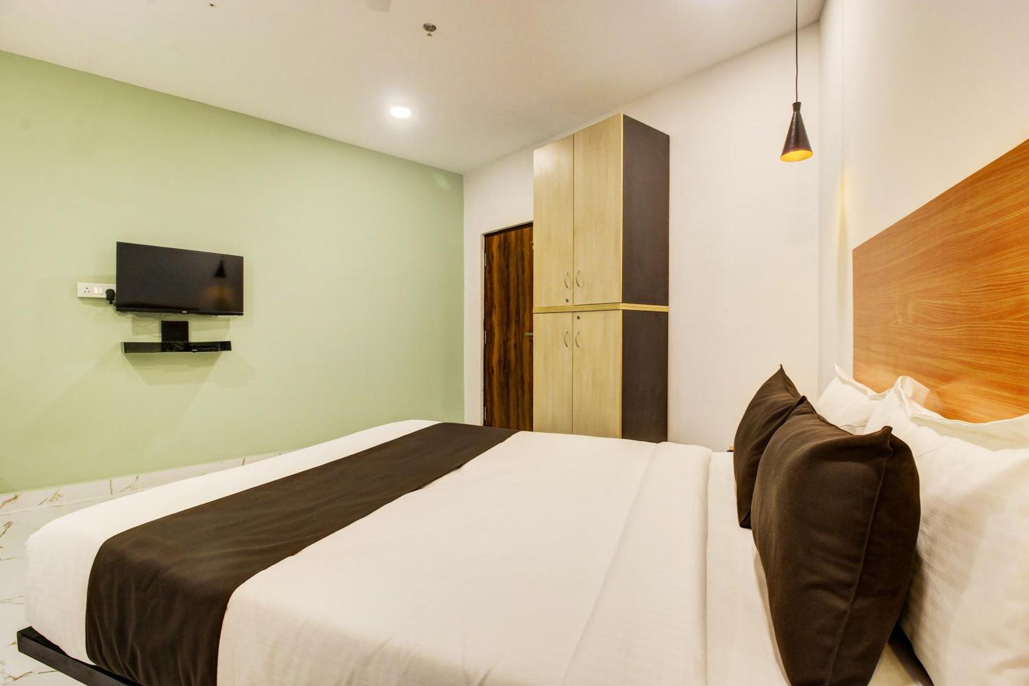 Super Townhouse Rcc Hotel Banjara Hills Hyderabad Esterno foto
