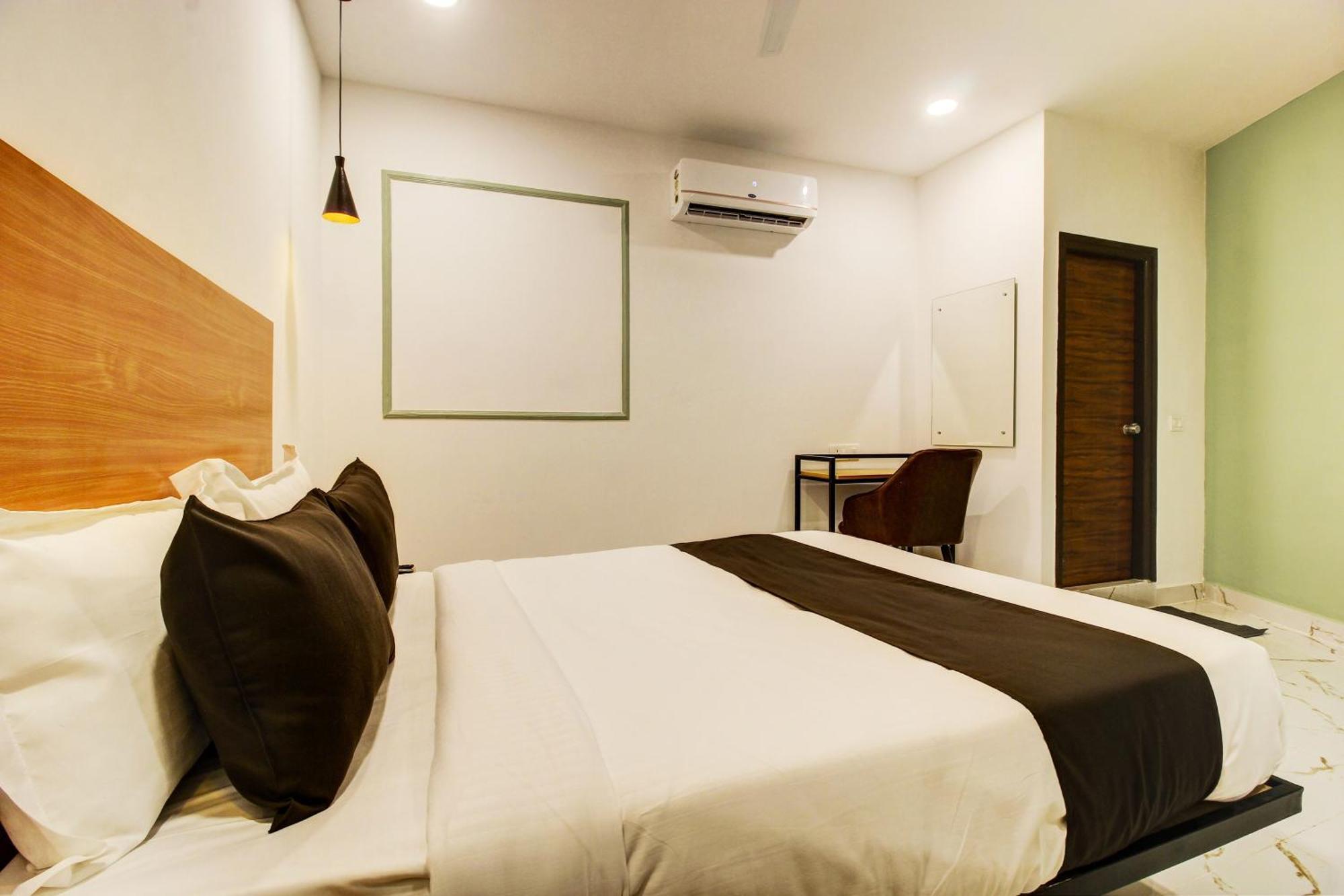 Super Townhouse Rcc Hotel Banjara Hills Hyderabad Esterno foto