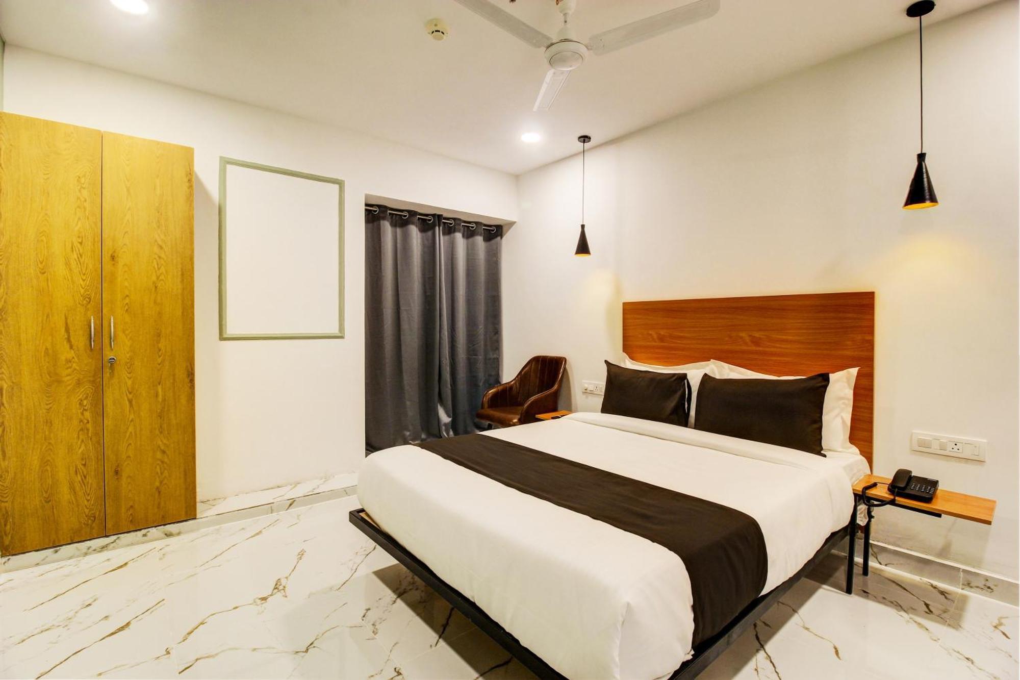 Super Townhouse Rcc Hotel Banjara Hills Hyderabad Esterno foto