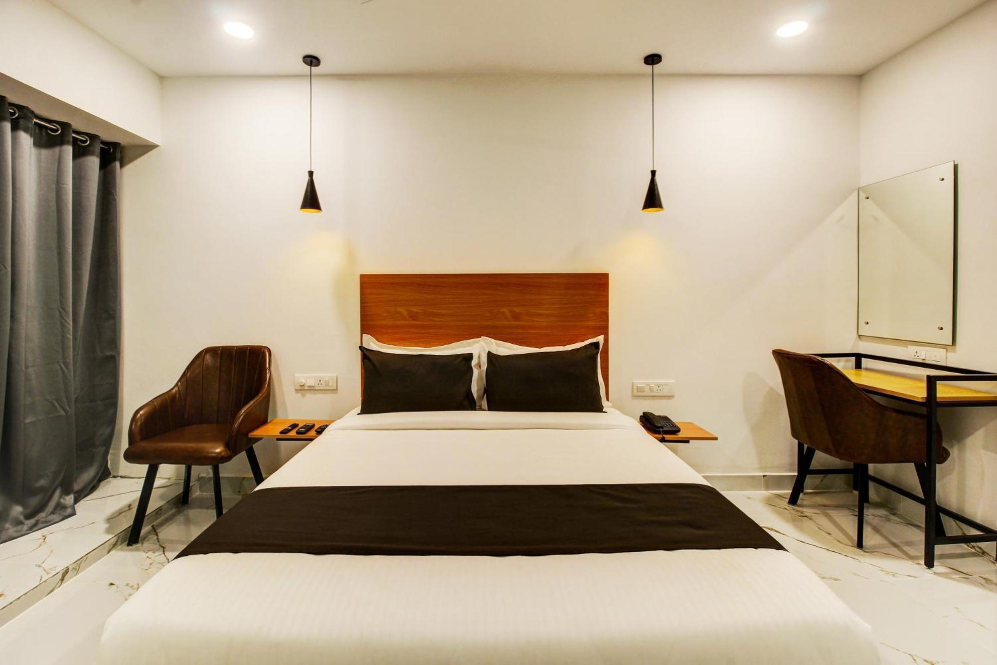 Super Townhouse Rcc Hotel Banjara Hills Hyderabad Esterno foto
