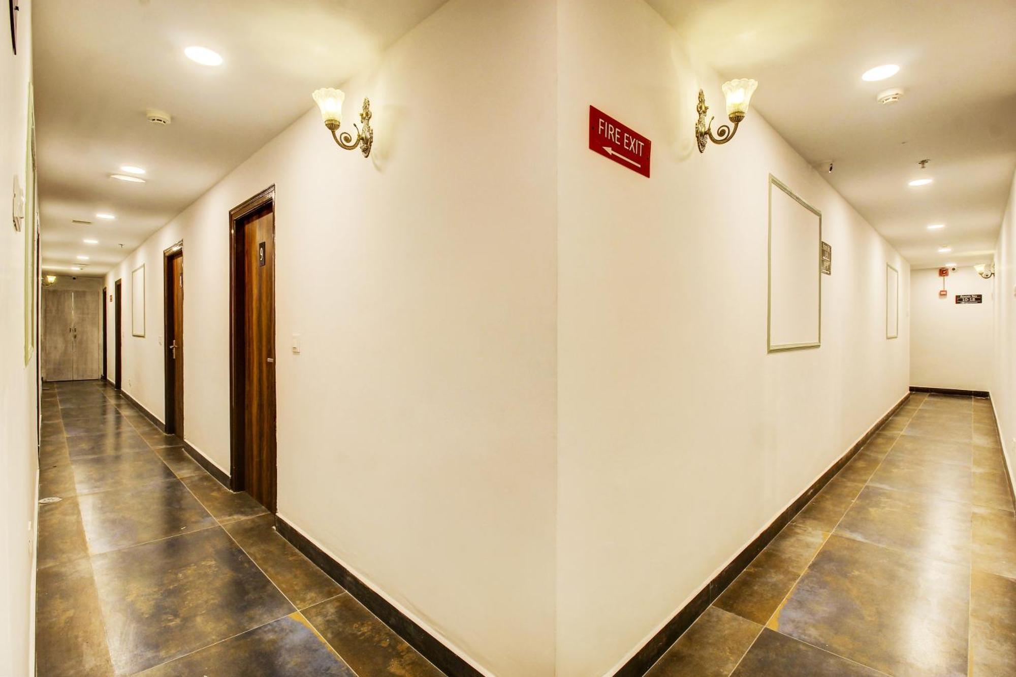 Super Townhouse Rcc Hotel Banjara Hills Hyderabad Esterno foto