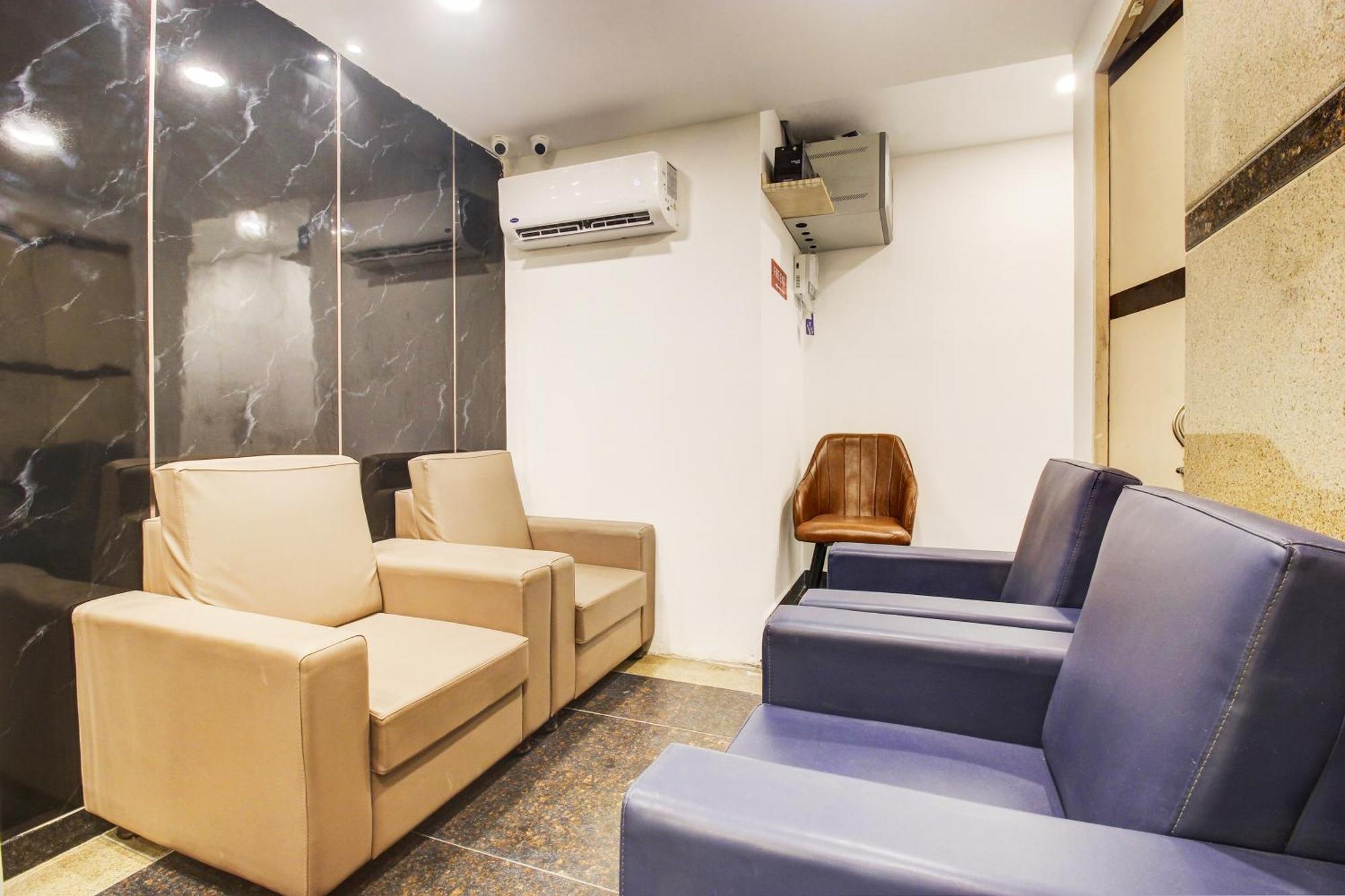 Super Townhouse Rcc Hotel Banjara Hills Hyderabad Esterno foto