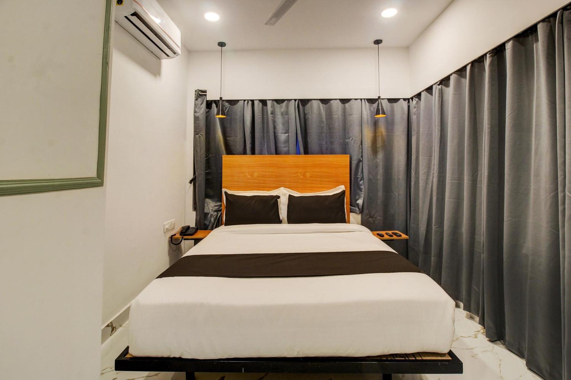 Super Townhouse Rcc Hotel Banjara Hills Hyderabad Esterno foto