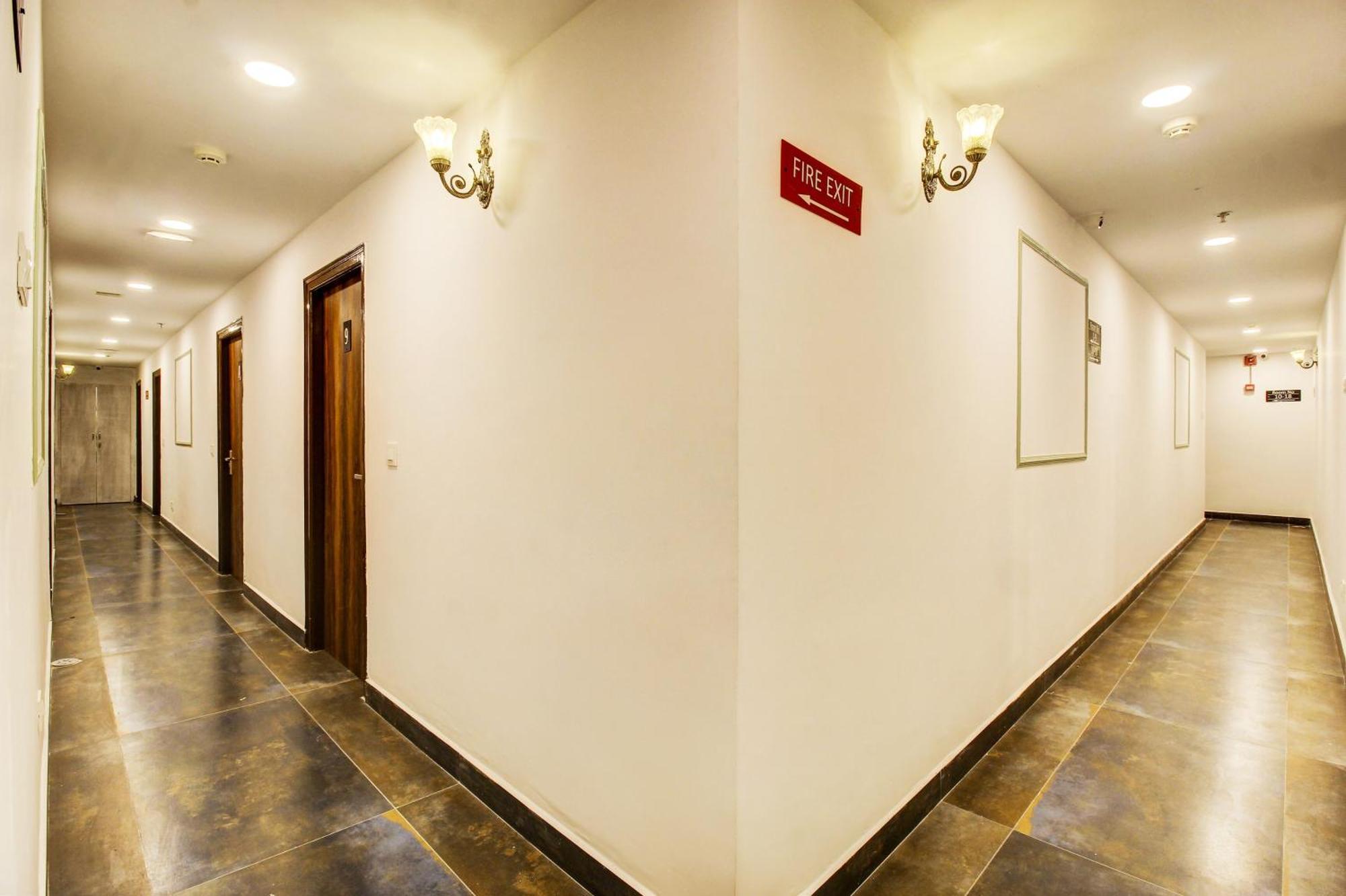 Super Townhouse Rcc Hotel Banjara Hills Hyderabad Esterno foto