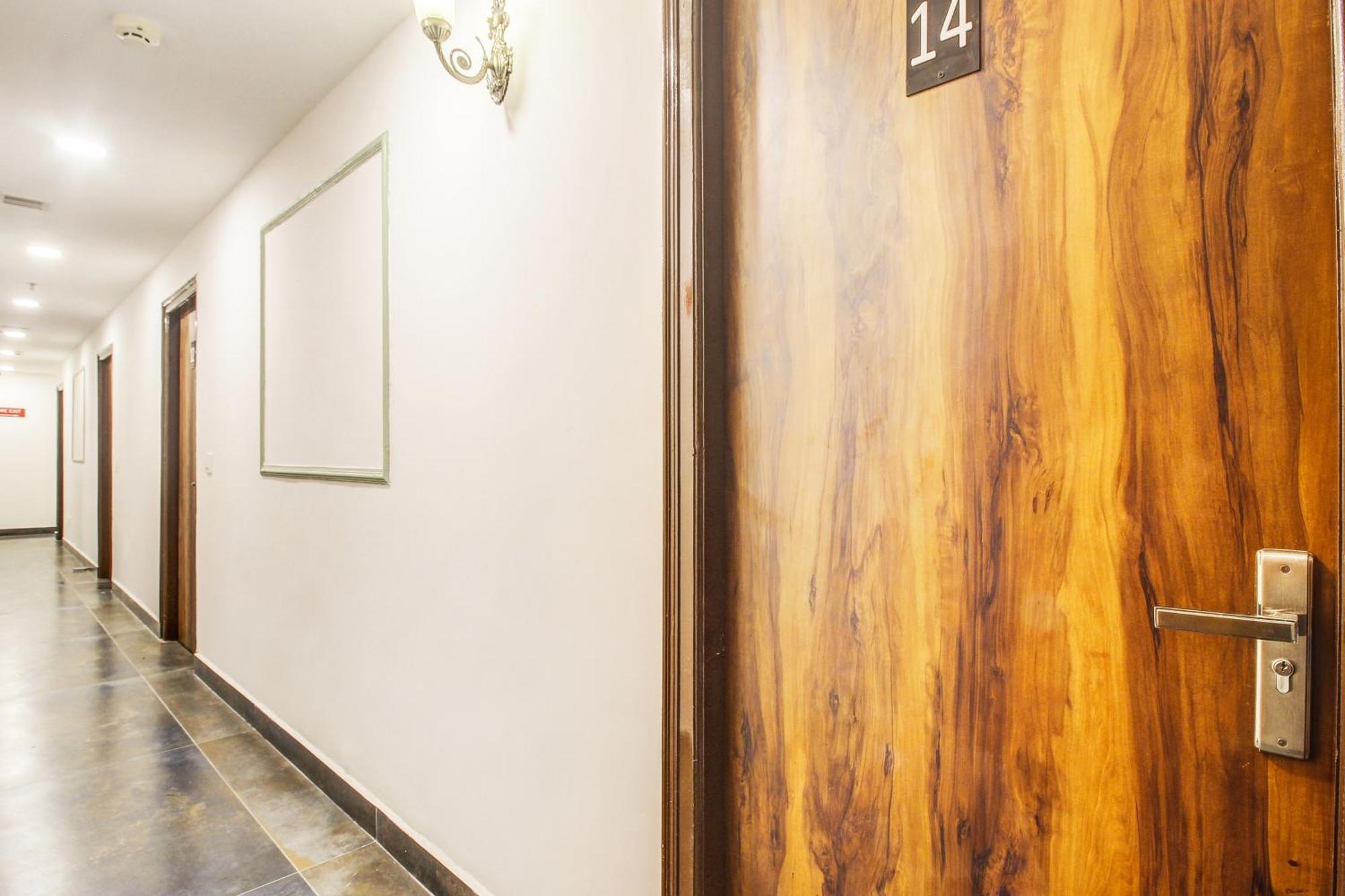 Super Townhouse Rcc Hotel Banjara Hills Hyderabad Esterno foto